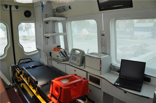 东山县救护车内部